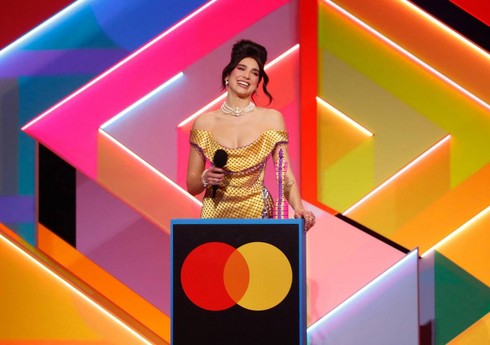Певица Дуа Липа получила две премии Brit Awards