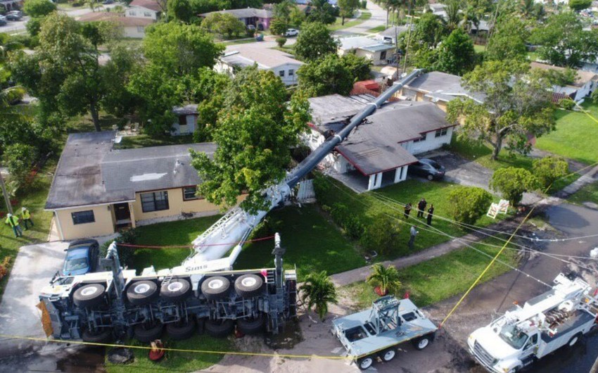 Во Флориде подъемный кран упал на жилые дома