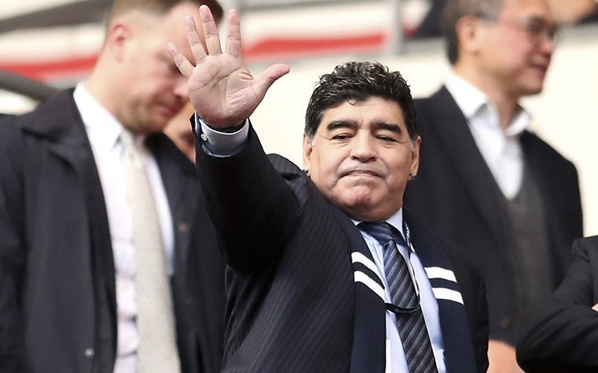 Rəhbərlik etdiyi klubun oyunu zamanı Maradonanın başqa komandaya taktiki məşğələ keçdiyi üzə çıxıb
