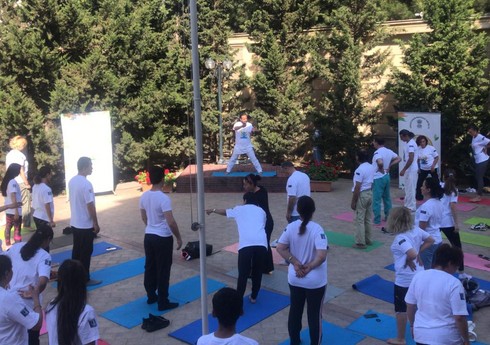 В Баку отметили 8-ой Международный день йоги