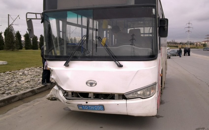 ​В Баку автобус совершил ДТП, есть пострадавший - ФОТО