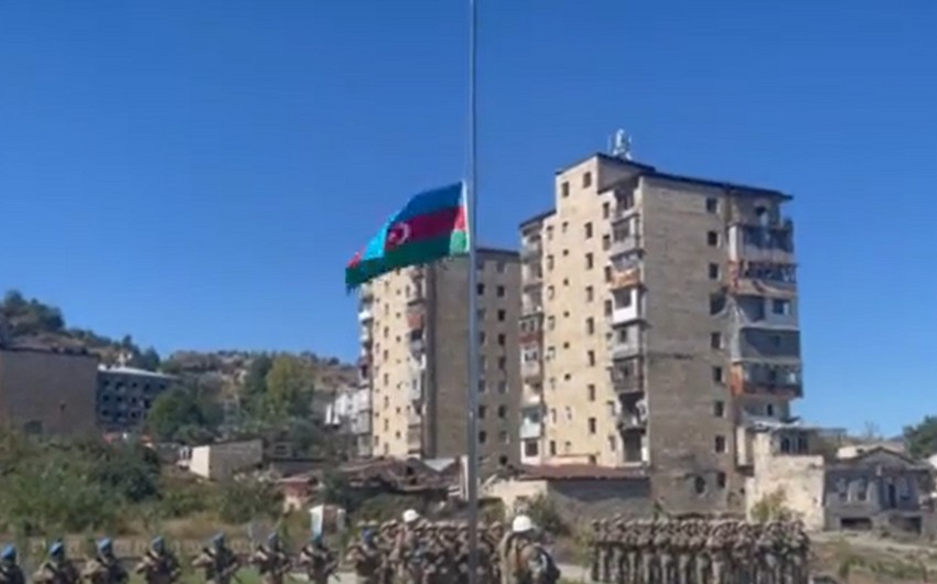 Mais Bərxudarov Şuşanın Bayraq meydanında Azərbaycan bayrağı qaldırıb