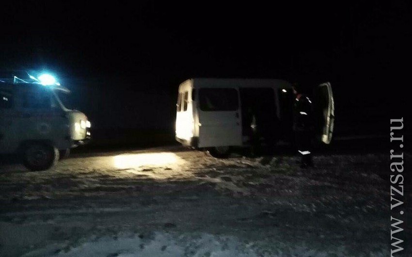 В России спасатели эвакуировали азербайджанцев из сломавшегося микроавтобуса - ФОТО