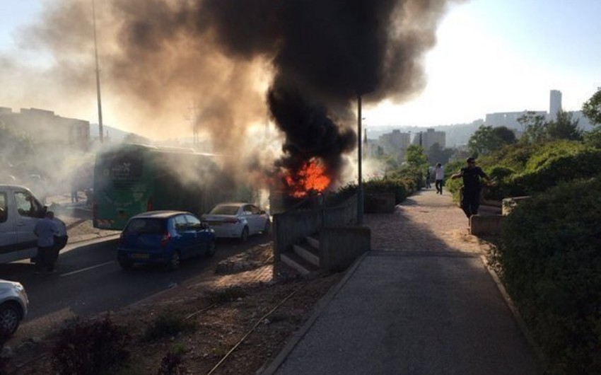 ​İsraildə avtobusda partlayış olub, 20 nəfər ölən və yaralanan var - VİDEO