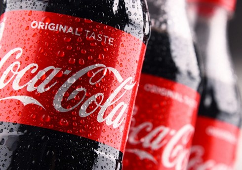 Coca-Cola разливает напитки на ОИ в Париже из запрещенного организаторами пластика