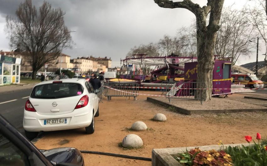 Fransada karuselin bir kabinası yerindən çıxıb, ölən və yaralananlar var