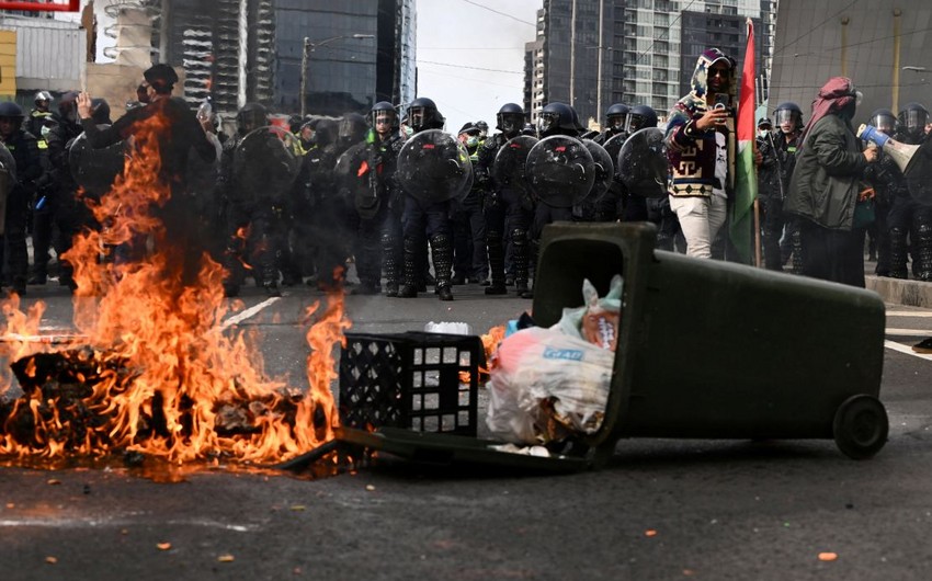 Anti-war protest in Melbourne ends in riots and clashes with police