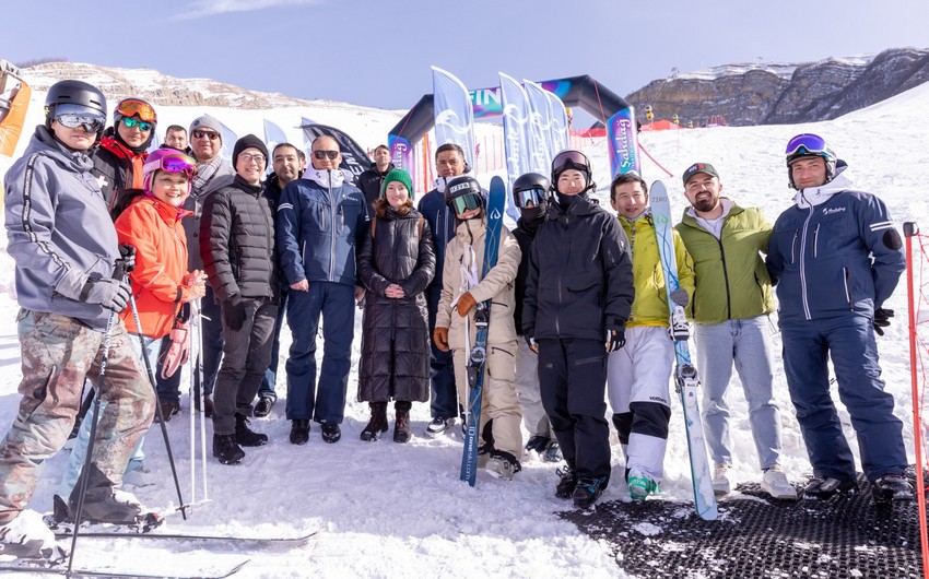 Japanese athletes hold skiing master class in Shahdag