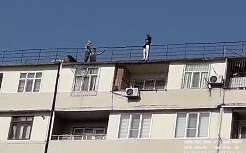 В Баку молодая женщина поднялась на крышу с целью самоубийства - ОБНОВЛЕНО