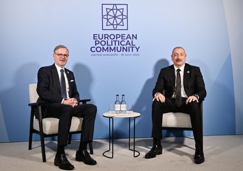Ильхам Алиев встретился с премьер-министром Чехии в Оксфорде