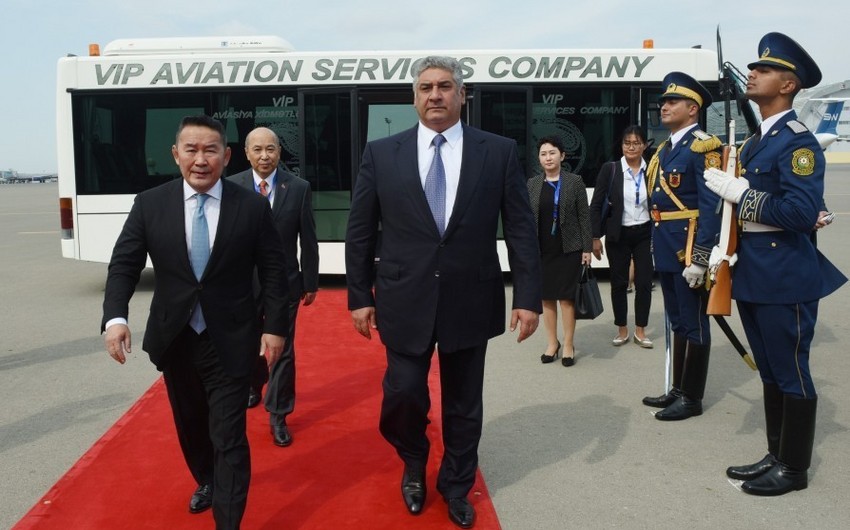 Президент Монголии прибыл с рабочим визитом в Азербайджан
