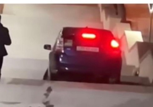 В Баку арестовали водителя, который заехал на пешеходную лестницу