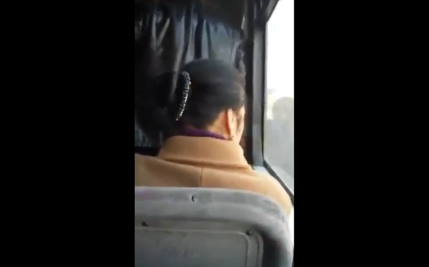 ​В Баку водители автобусов перевозят пассажиров, не закрывая двери маршруток - ВИДЕО