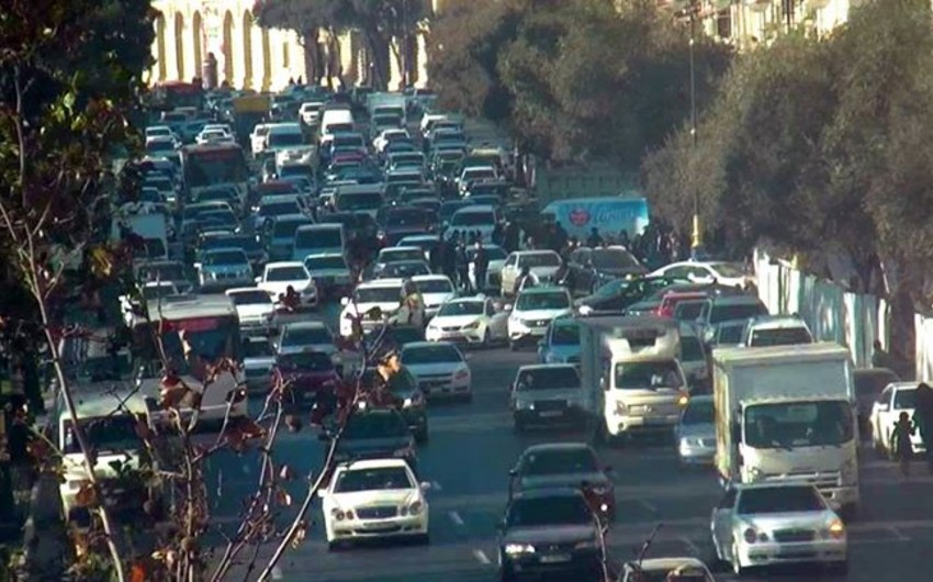 Движение на бакинских улицах стабильное