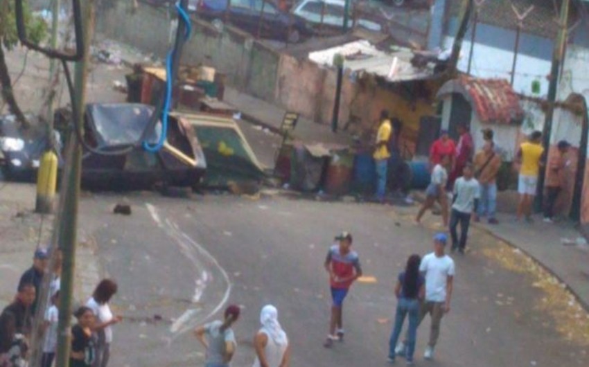 В ряде районов Каракаса идут акции протеста после попытки мятежа военнослужащих