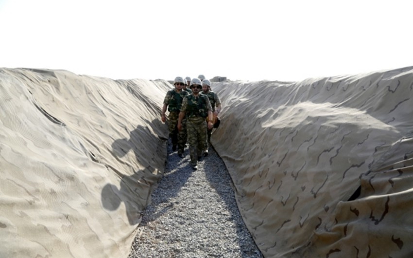​Руководство минобороны Азербайджана посетило военные части в прифронтовой зоне