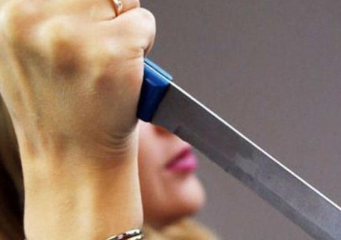 В Баку женщина ударила ножом мужа в отделении полиции