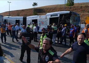 İstanbulda iki metrobus toqquşub, bir nəfər ölüb, 50 nəfər yaralanıb