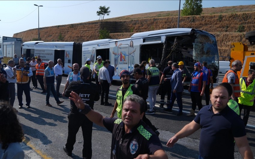 İstanbulda iki metrobus toqquşub, bir nəfər ölüb, 50 nəfər yaralanıb