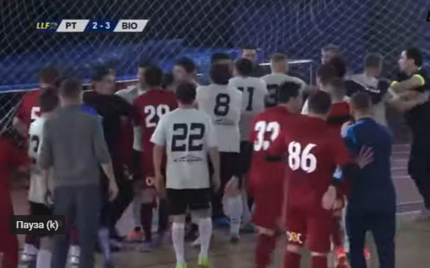 Qazaxıstan yığmasının futbolçuları oyun zamanı dava salıb