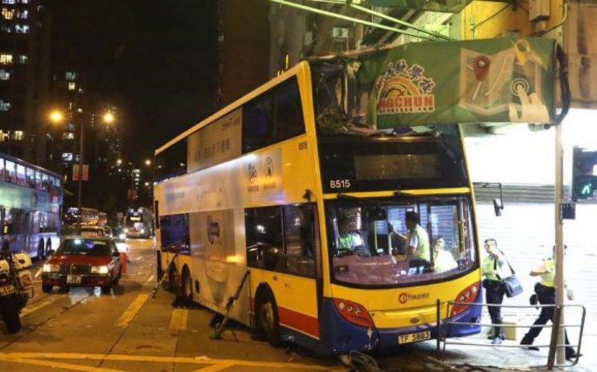 Двухэтажный автобус и такси столкнулись в Гонконге, есть погибшие