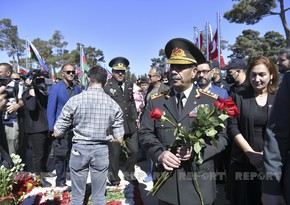 Azerbaijani defense minister visits Second Alley of Honors