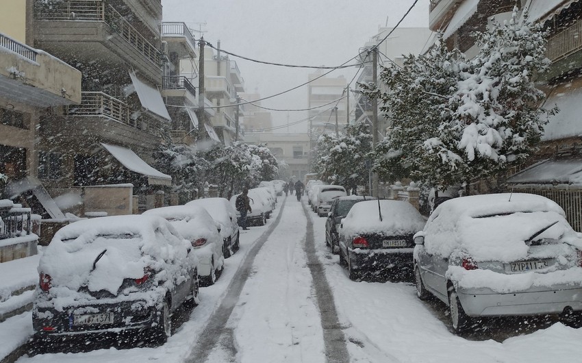 В Греции сотни домов шестые сутки остаются без света после снегопада