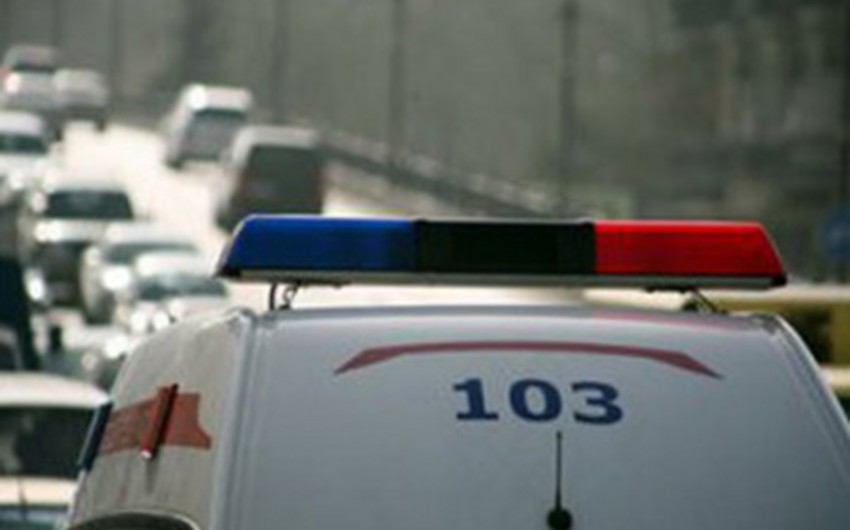 В Баку перевернулся автомобиль: 1 человек погиб, 1 ранен