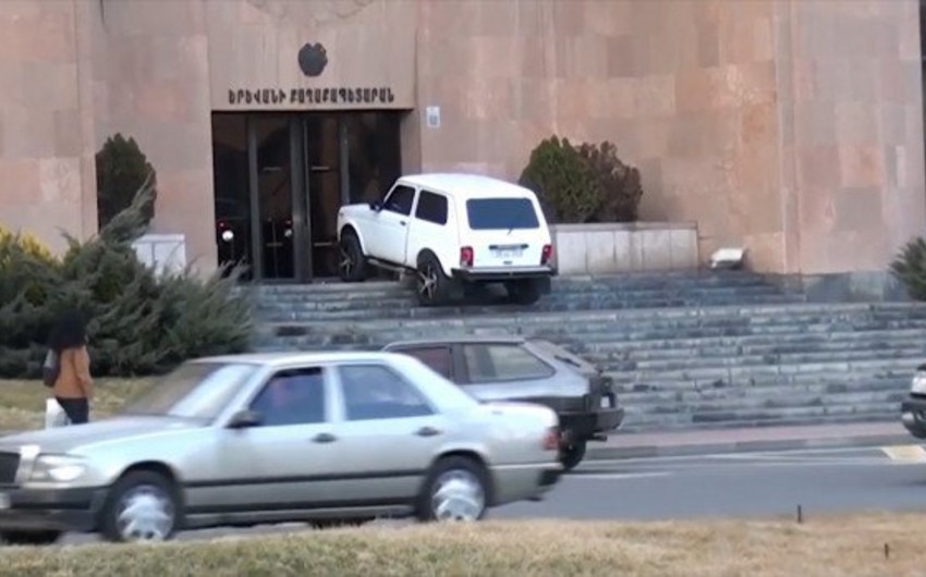 В Ереване мужчина в знак протеста попытался поджечь свою машину на лестнице здания мэрии - ФОТО - ВИДЕО