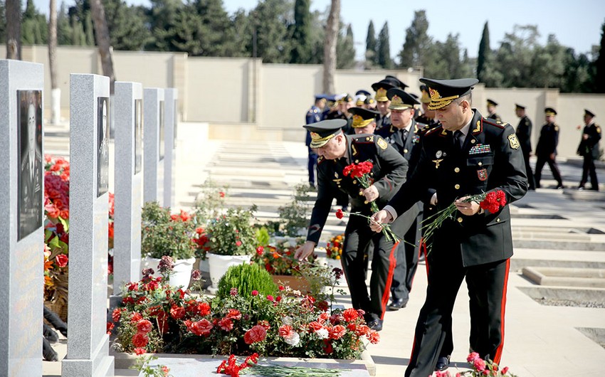 Müdafiə Nazirliyinin şəxsi heyəti İkinci Fəxri Xiyabanı ziyarət edib