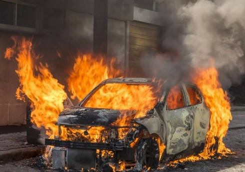 В Баку загорелся автомобиль, есть пострадавший