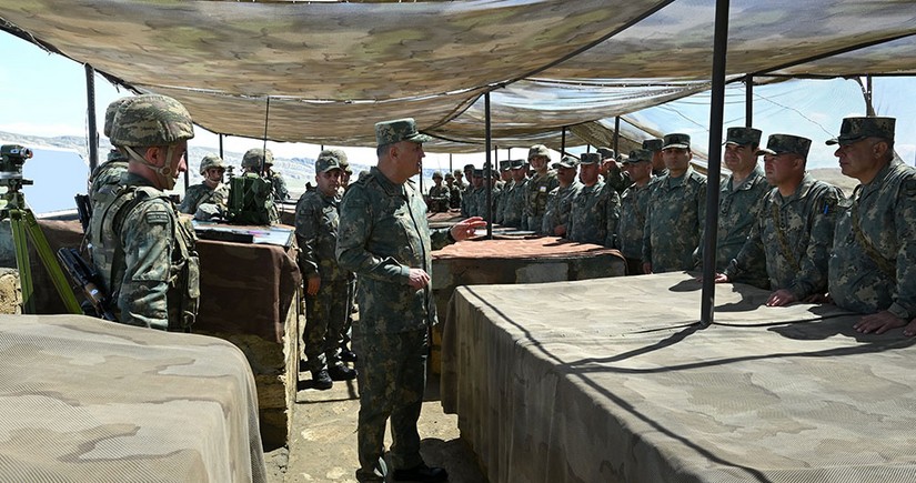Azerbaijani Chief of General Staff watches tactical exercise of Artillery units