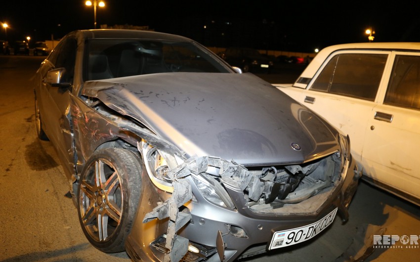 В Баку женщина-водитель совершила аварию, есть пострадавший - ФОТО