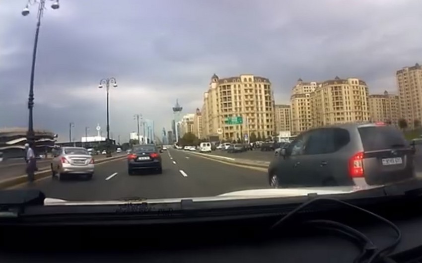 В Баку переходящий дорогу в неположенном месте пешеход стал причиной аварии - ВИДЕО