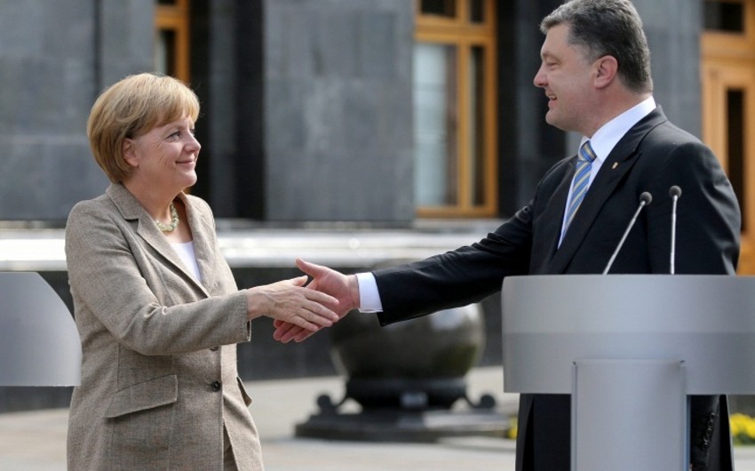 ​Poroshenko and Merkel discuss international aid to Ukraine by telephone