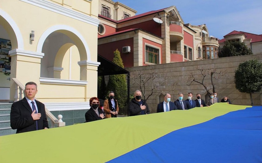 Ukrainian embassy in Azerbaijan streams 30-meter-long flag to mark Unity Day