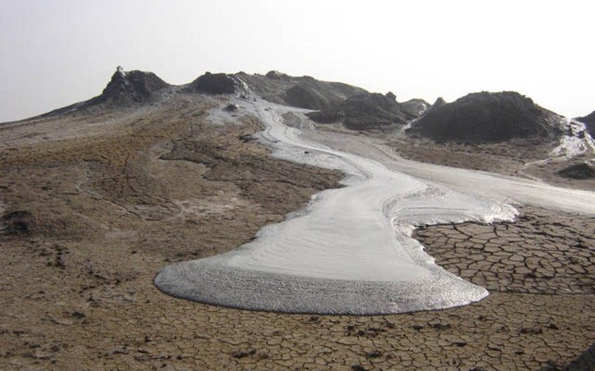 Nazirlik Şamaxıda palçıq vulkanının püskürdüyü əraziyə baxış keçirib