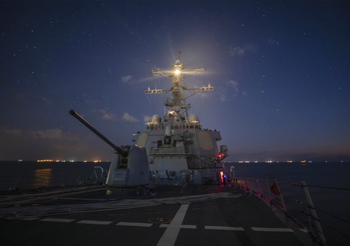 Эсминец ВМС США подвергся атакам беспилотников и ракет