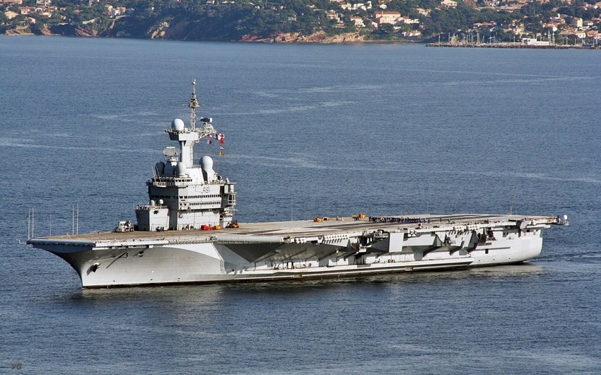 ​France sends an aircraft carrier to the Middle East to fight ISIS