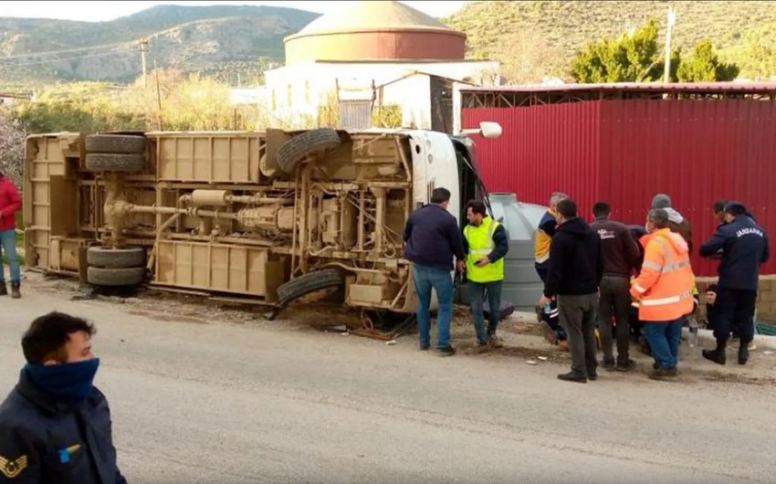 Türkiyədə AES işçilərini daşıyan avtobus qəzaya uğrayıb, 15 nəfər yaralanıb