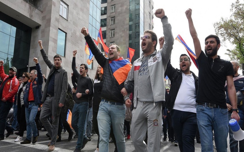 Protests demanding Pashinyan's resignation underway at Armenian government building