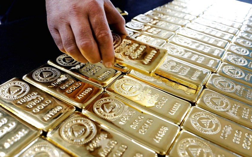 Золото незначительно подешевело на фоне укрепления доллара 