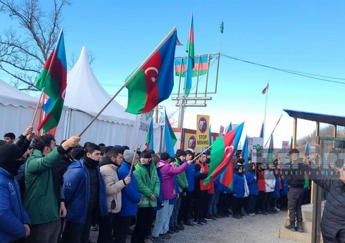 На дороге Лачын-Ханкенди участники акции скандируют лозунги, связанные с Ходжалинской трагедией