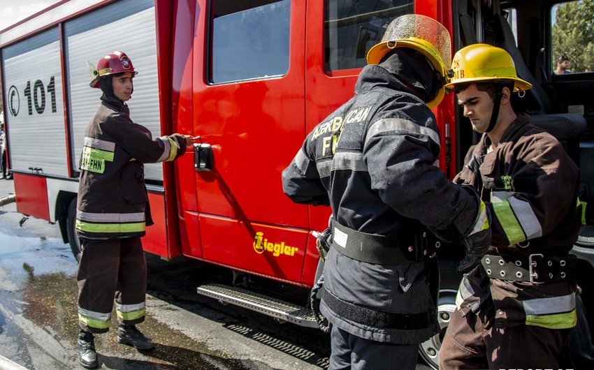 В пятиэтажном здании в Баку произошел пожар, есть пострадавшие