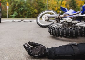 В Баку водитель мотоцикла врезался в бордюр