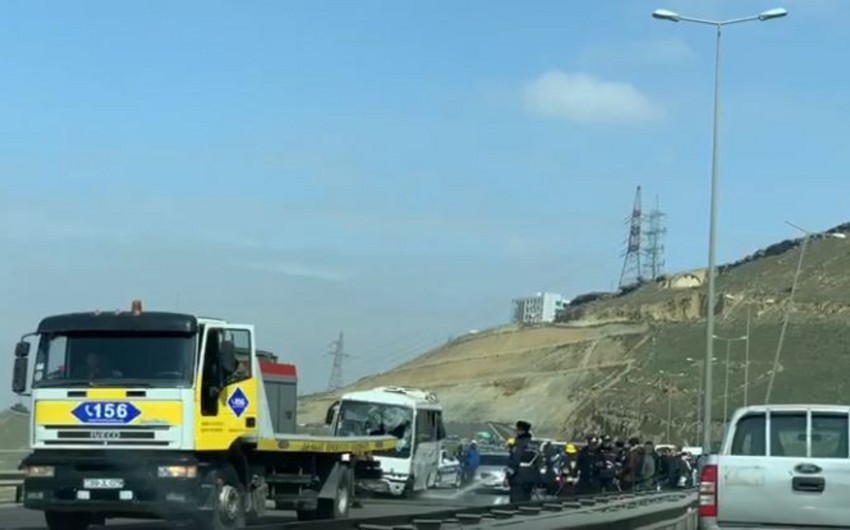 В Баку пассажирский автобус попал в аварию - ВИДЕО