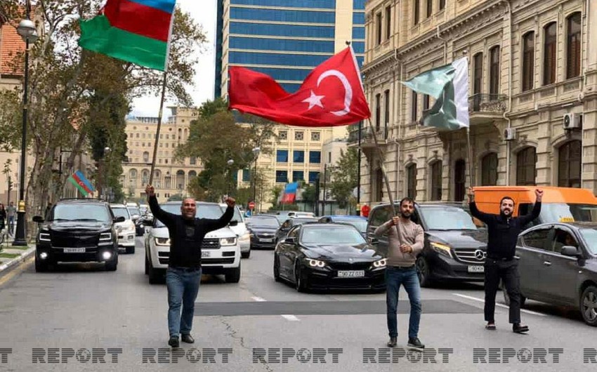 Баку ликует:  Жители празднуют возвращение Шуши