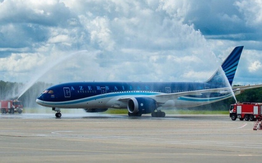Самолет Dreamliner Азербайджанских авиалиний был встречен в аэропорту Внуково водяной аркой
