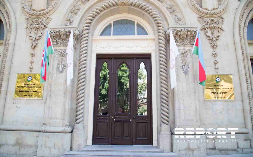 Надписи на здании Президиума НАНА будут заменены