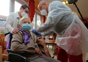 В Германии 101-летней женщине сделали прививку от COVID-19